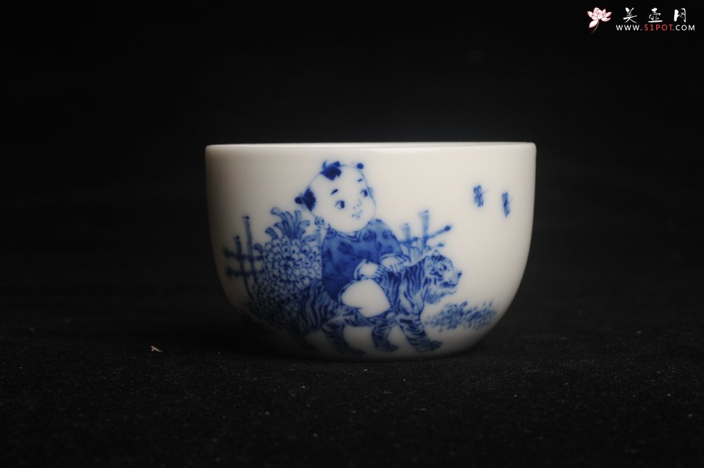 紫砂壶图片：景德镇主人杯 青花杯 童子戏老虎 - 宜兴紫砂壶网