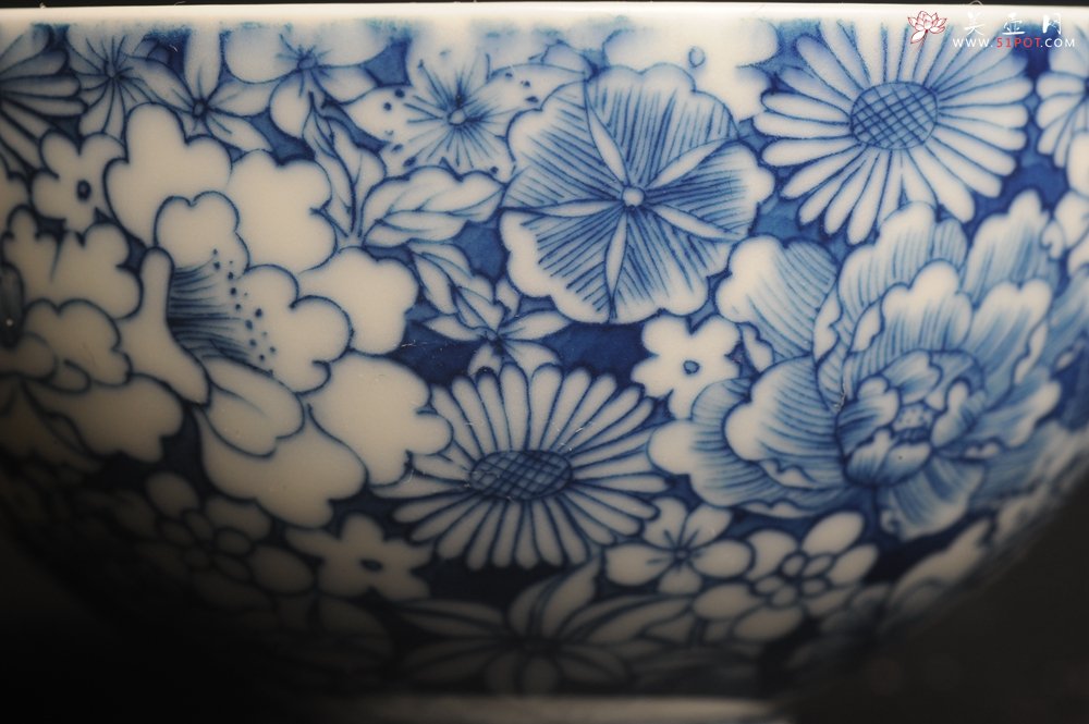 紫砂壶图片：景德镇主人杯压手杯 釉下彩青花杯 万花杯 超漂亮 - 宜兴紫砂壶网