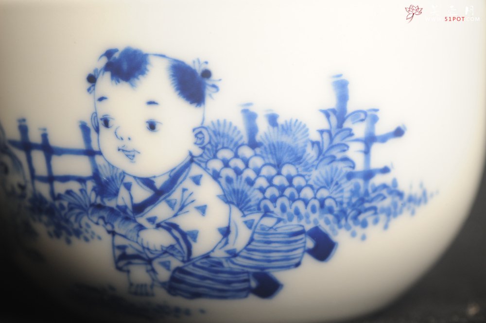 紫砂壶图片：景德镇主人杯 青花杯 童子伴兔图 童趣满满 - 宜兴紫砂壶网