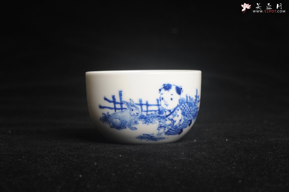 紫砂壶图片：景德镇主人杯 青花杯 童子伴兔图 童趣满满 - 宜兴紫砂壶网