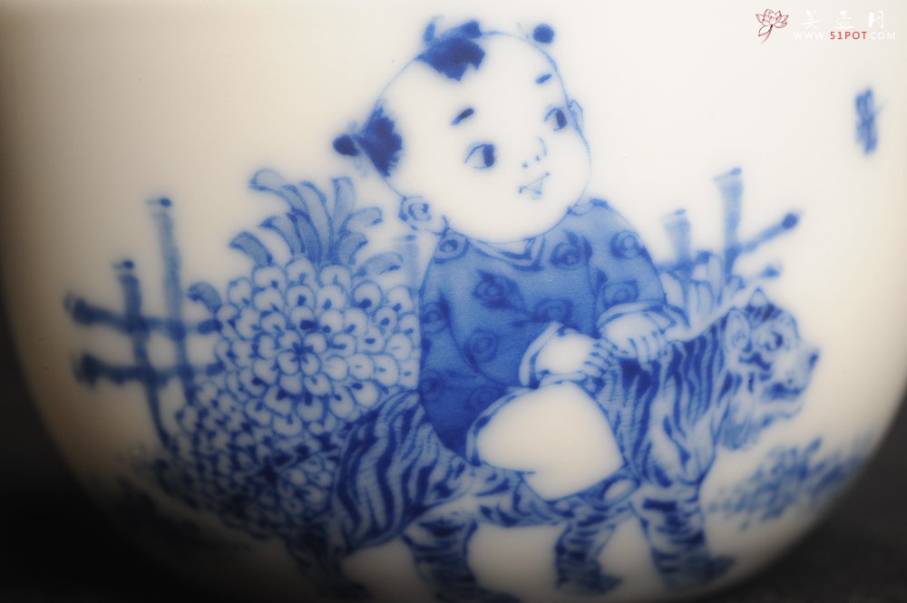 紫砂壶图片：景德镇主人杯 青花杯 童子戏老虎 - 宜兴紫砂壶网