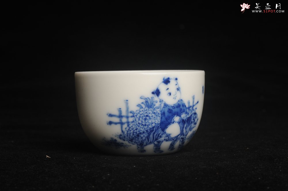 紫砂壶图片：景德镇主人杯 青花杯 童子戏老虎 - 宜兴紫砂壶网