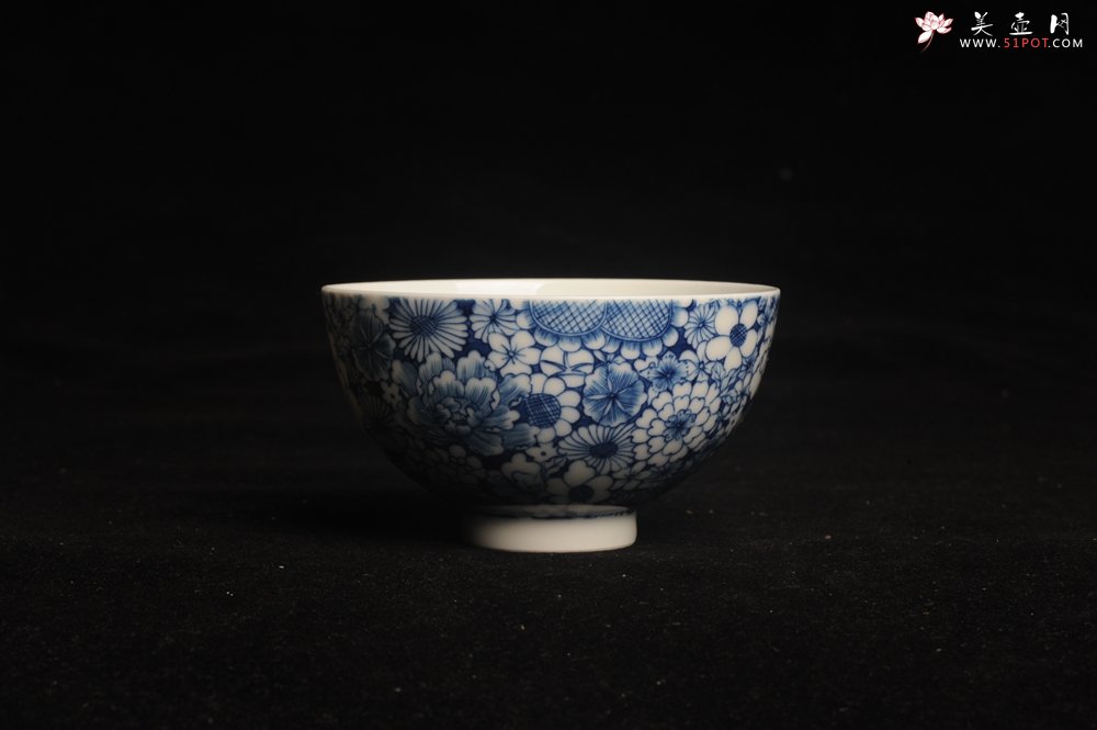 紫砂壶图片：景德镇主人杯压手杯 釉下彩青花杯 万花杯 超漂亮 - 宜兴紫砂壶网