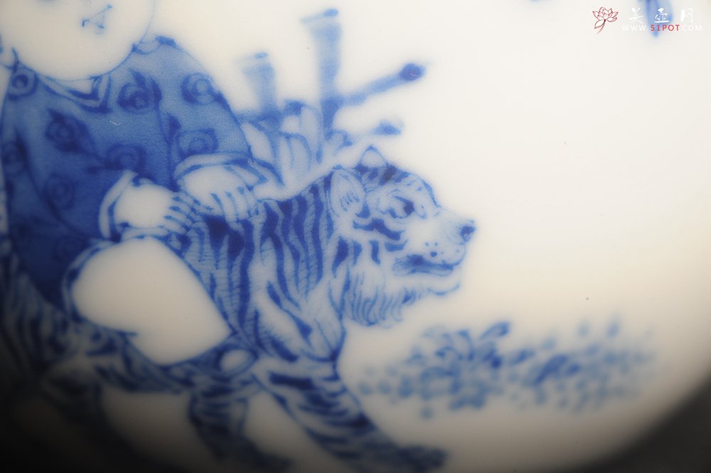 紫砂壶图片：景德镇主人杯 青花杯 童子戏老虎 - 宜兴紫砂壶网