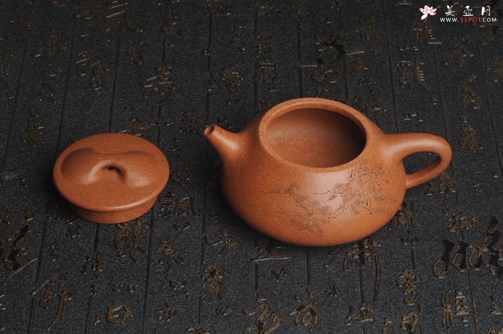 紫砂壶图片：潜力股周小培全手工演绎精品五彩段泥景舟石瓢 清茗堂助工文气装饰君子不老松 延年益寿 - 宜兴紫砂壶网