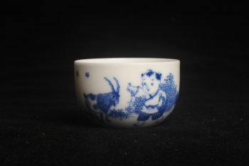 紫砂壶图片：景德镇主人杯 青花杯 童子伴羊 - 宜兴紫砂壶网