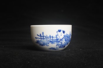 紫砂壶图片：景德镇主人杯 青花杯 童子伴兔图 童趣满满 - 宜兴紫砂壶网