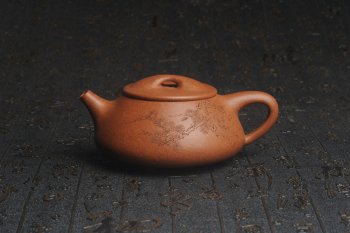 紫砂壶图片：潜力股周小培全手工演绎精品五彩段泥景舟石瓢 清茗堂助工文气装饰君子不老松 延年益寿 - 宜兴紫砂壶网