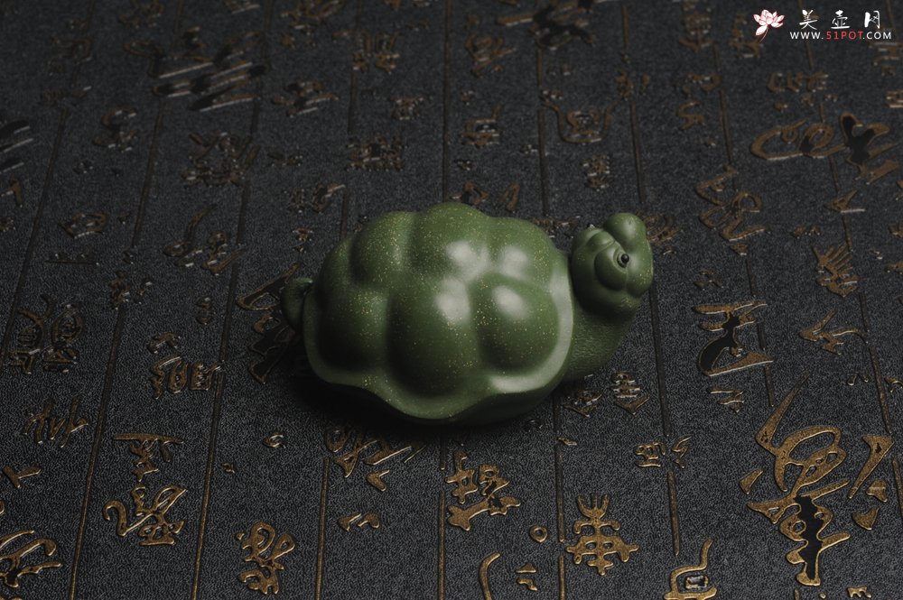 紫砂壶图片：美宠特惠 精致做工绿泥乌龟茶宠摆件 神态细腻 茶盘尤物 长9cm宽6cm高4.5cm - 宜兴紫砂壶网