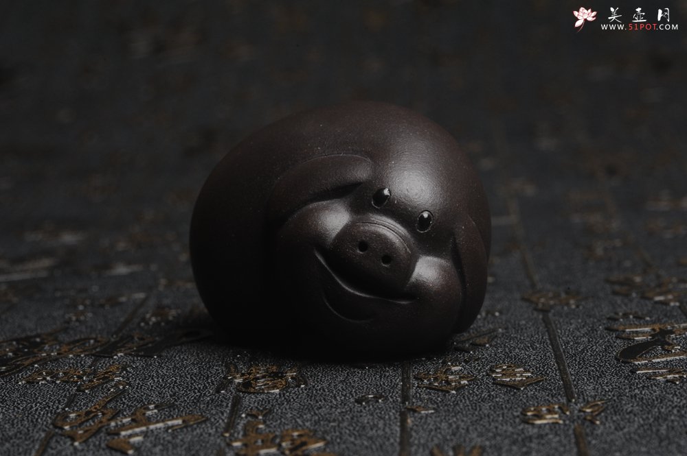紫砂壶图片：美宠特惠 精工好料黑萌猪茶宠摆件 灰常可爱 长6.2cm高4cm - 宜兴紫砂壶网