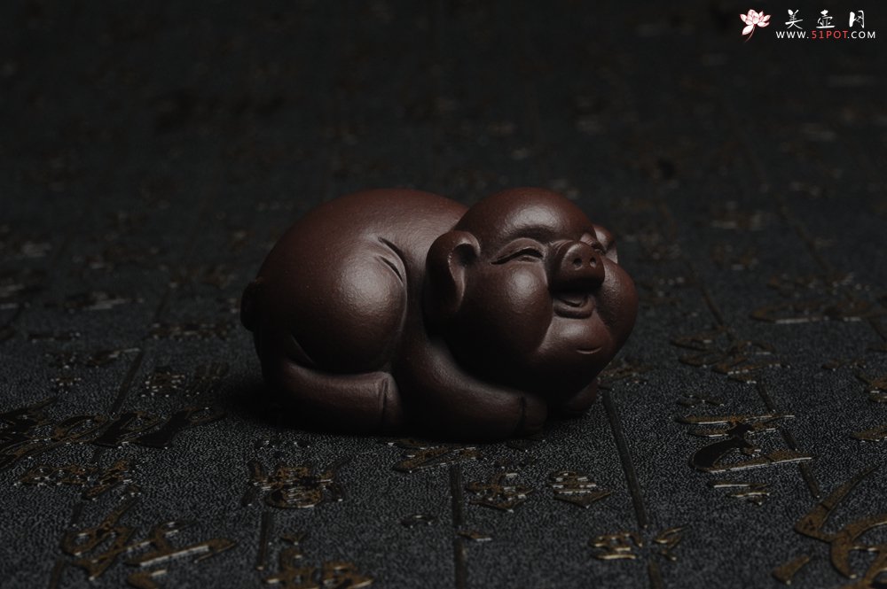 紫砂壶图片：美宠特惠 精工好料福气猪茶宠摆件 灰常可爱 长6.3cm高3.5cm - 宜兴紫砂壶网