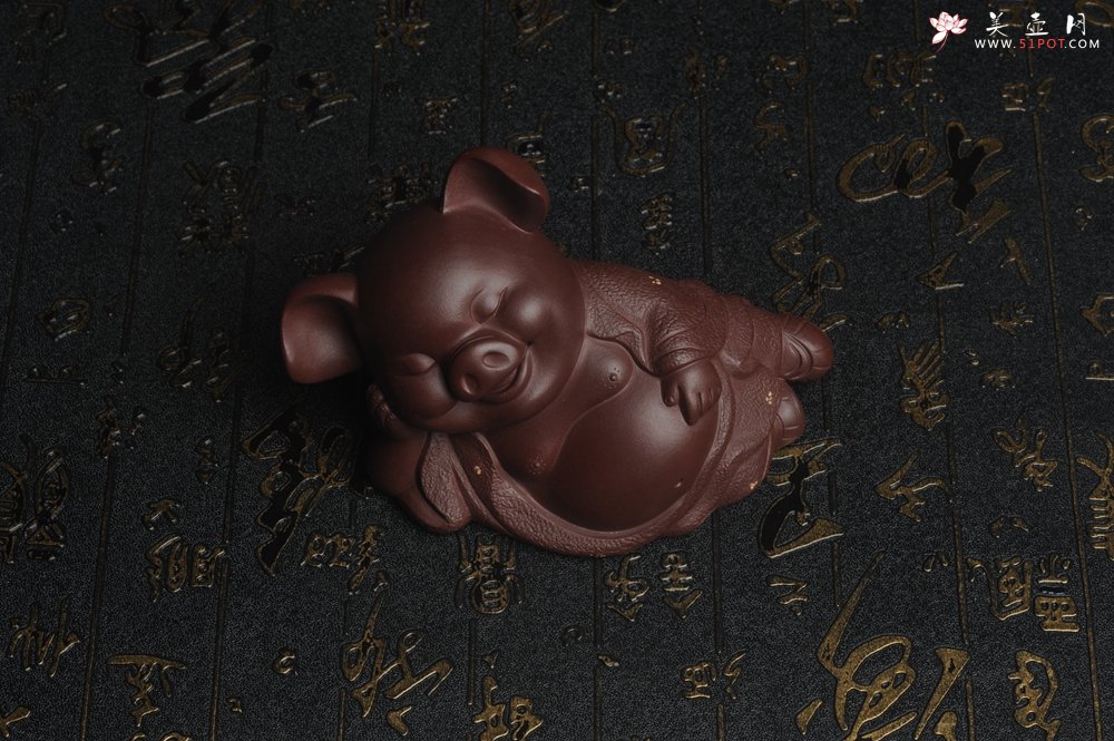 紫砂壶图片：美宠特惠 精工高枕无忧猪茶宠摆件 神态传神 茶盘尤物 长12cm高8cm - 宜兴紫砂壶网