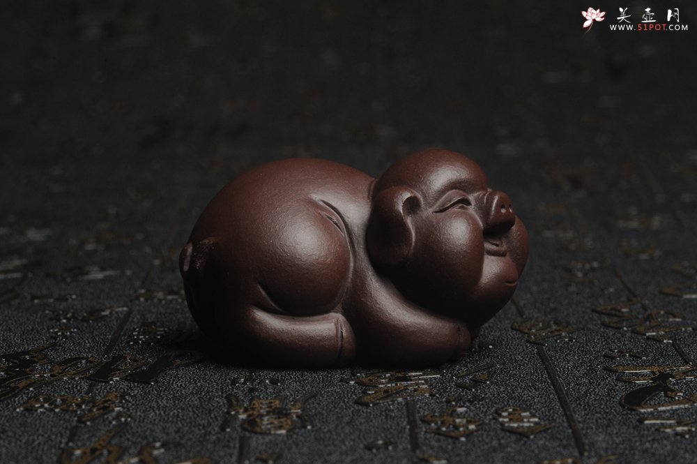 紫砂壶图片：美宠特惠 精工好料福气猪茶宠摆件 灰常可爱 长6.3cm高3.5cm - 宜兴紫砂壶网