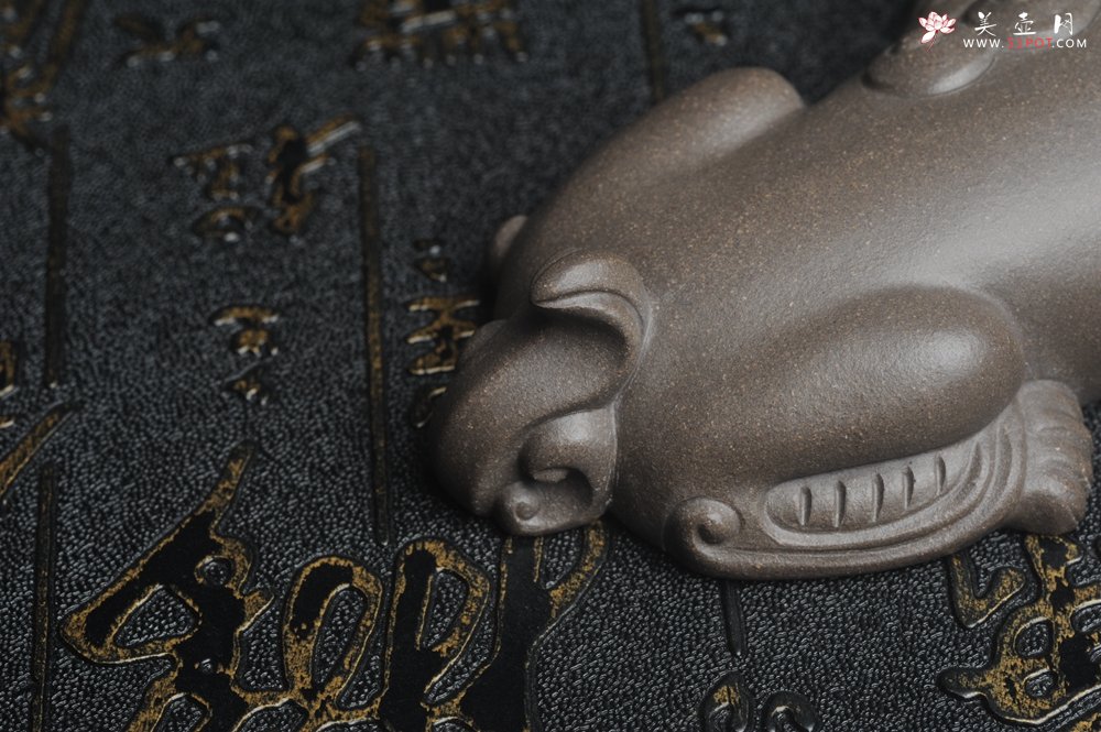 紫砂壶图片：美宠特惠 超精工老青灰泥镇纸狮子茶宠摆件 茶盘尤物长11.5cm高2.5cm - 宜兴紫砂壶网