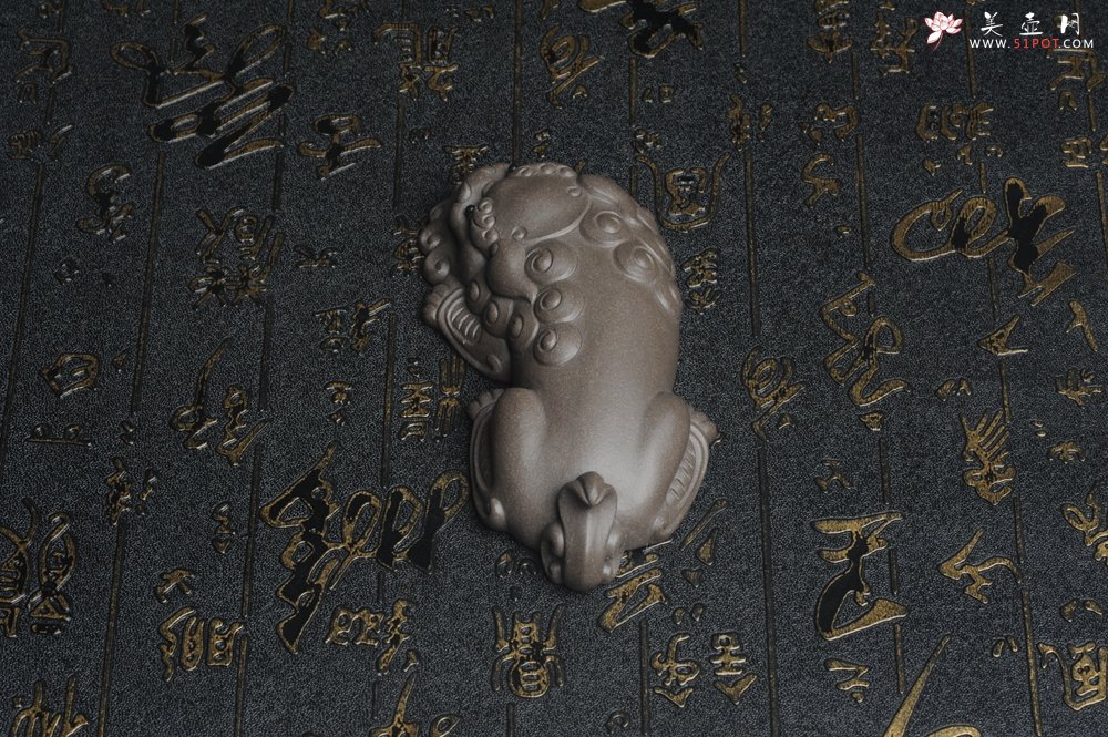 紫砂壶图片：美宠特惠 超精工老青灰泥镇纸狮子茶宠摆件 茶盘尤物长11.5cm高2.5cm - 宜兴紫砂壶网
