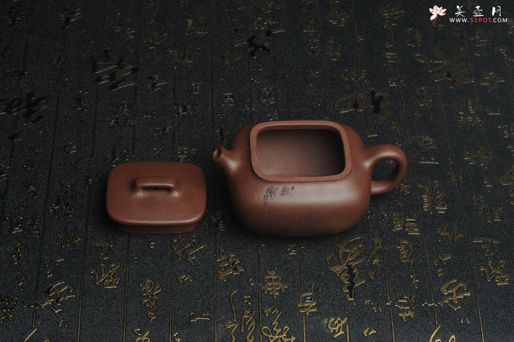 紫砂壶图片：美壶特惠 精工好料底曹青枯枝鸟小四方 灰常雅致 - 宜兴紫砂壶网