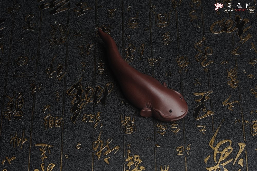 紫砂壶图片：美宠特惠 年年有余鱼 神态细腻 做工灰常精致 手工茶宠摆件长：12.5cm左右，最宽度为：3.7cm - 宜兴紫砂壶网