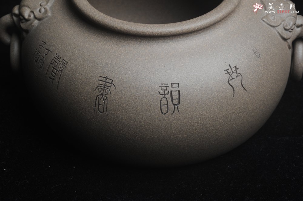 紫砂壶图片：精品特惠 老青段精品瑞兽双耳罐 茶仓 茶叶罐 水洗 烟灰缸 多用 子陶刻抚琴图 琴韵书声 - 宜兴紫砂壶网