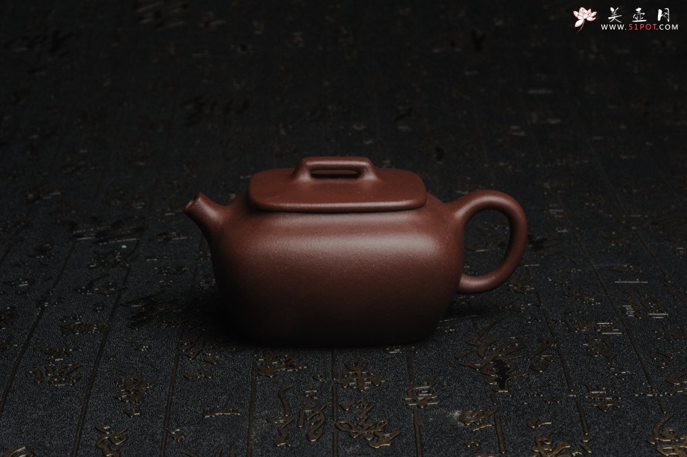 紫砂壶图片：美壶年底特惠 精工好料底曹青小四方 茶人醉爱 高档锦盒包装 - 宜兴紫砂壶网