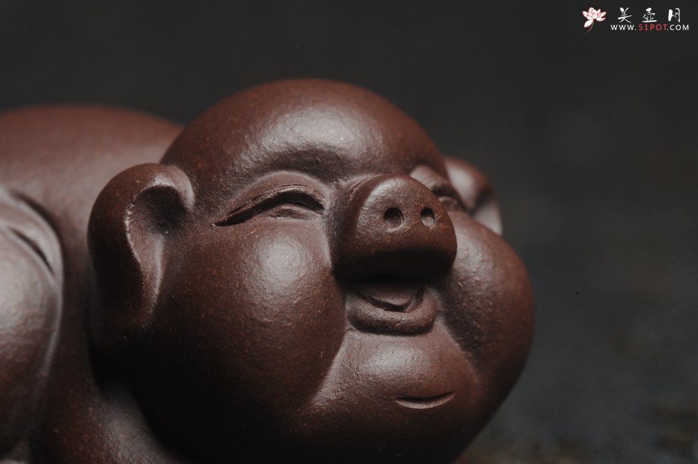 紫砂壶图片：美宠特惠 精工好料福气猪茶宠摆件 灰常可爱 长6.3cm高3.5cm - 宜兴紫砂壶网