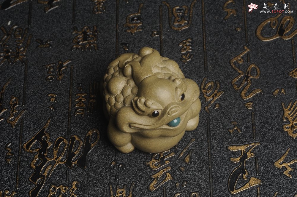 紫砂壶图片：美宠特惠 精工好料老青段招宝蟾茶宠 茶盘尤物长6cm宽5.7cm高4.6cm - 宜兴紫砂壶网