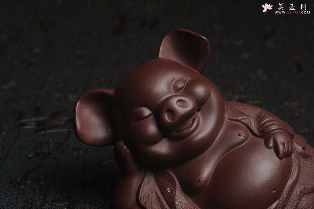 紫砂壶图片：美宠特惠 精工高枕无忧猪茶宠摆件 神态传神 茶盘尤物 长12cm高8cm - 宜兴紫砂壶网
