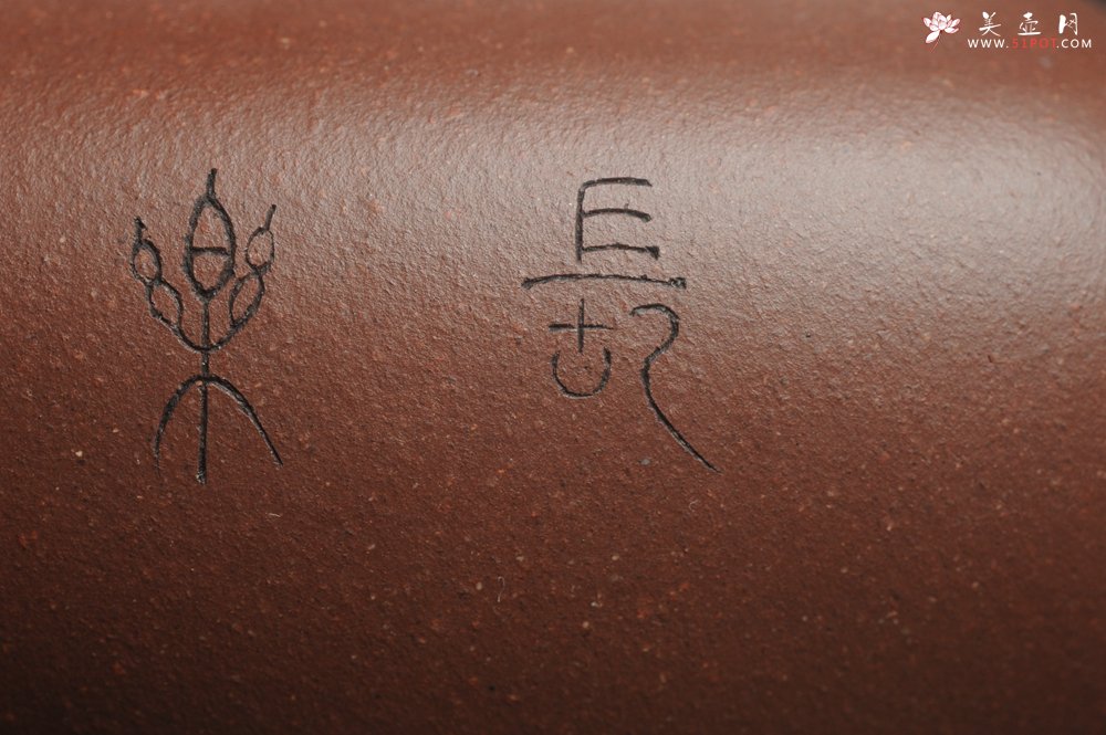 紫砂壶图片：美壶特惠 精工好料底曹青美女小四方 灰常雅致 - 宜兴紫砂壶网