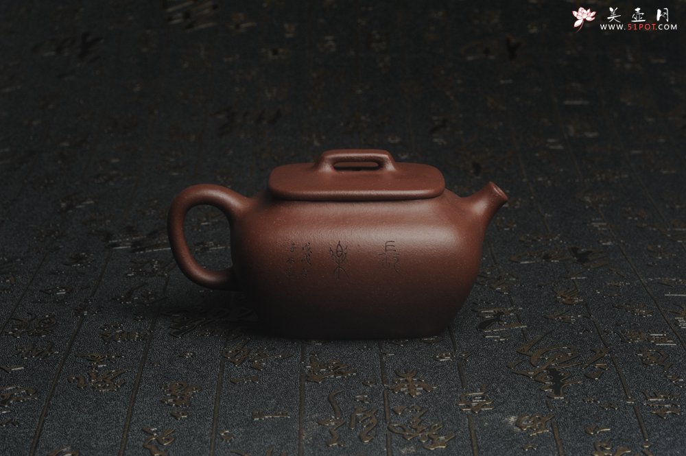 紫砂壶图片：美壶特惠 精工好料底曹青美女小四方 灰常雅致 - 宜兴紫砂壶网