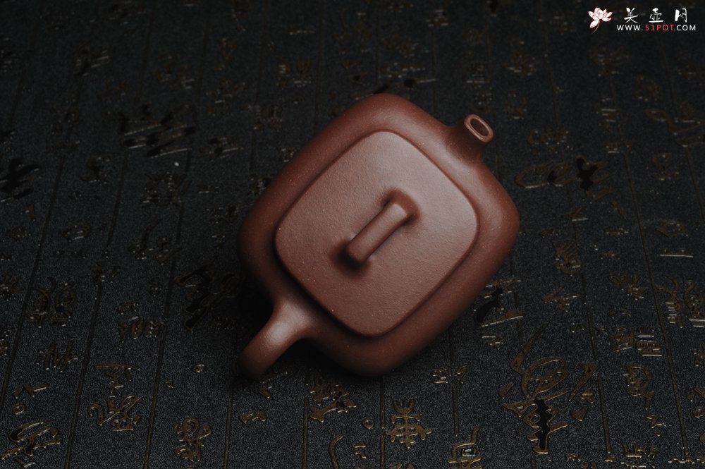 紫砂壶图片：美壶年底特惠 精工好料底曹青小四方 茶人醉爱 高档锦盒包装 - 宜兴紫砂壶网