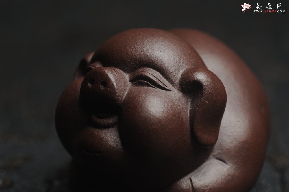 紫砂壶图片：美宠特惠 精工好料福气猪茶宠摆件 灰常可爱 长6.3cm高3.5cm - 宜兴紫砂壶网