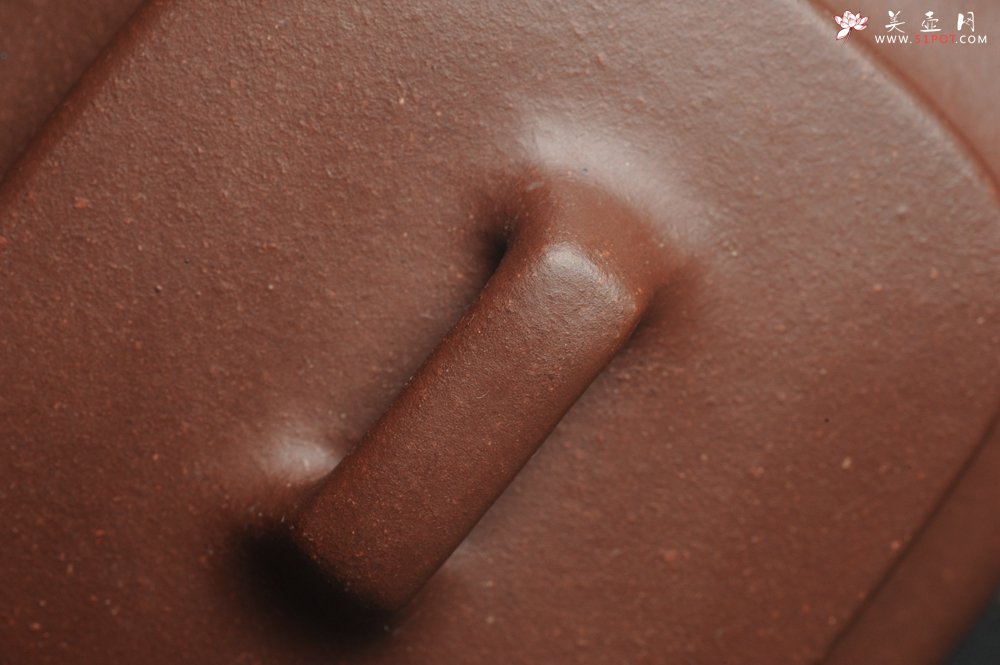 紫砂壶图片：美壶特惠 精工好料底曹青美女小四方 灰常雅致 - 宜兴紫砂壶网