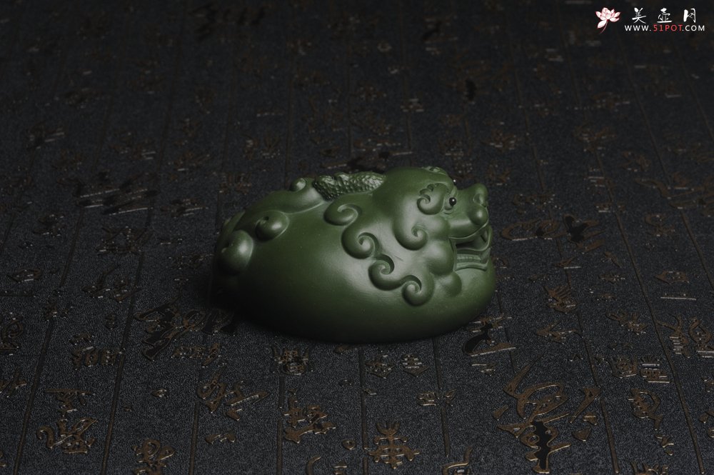 紫砂壶图片：美宠特惠 精工绿泥泥招财兽茶宠摆件 长10cm宽7cm高5cm - 宜兴紫砂壶网