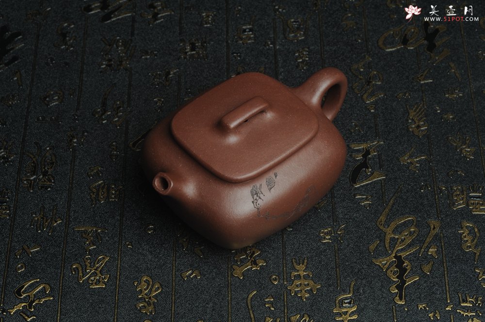紫砂壶图片：美壶特惠 精工好料底曹青枯枝鸟小四方 灰常雅致 - 宜兴紫砂壶网