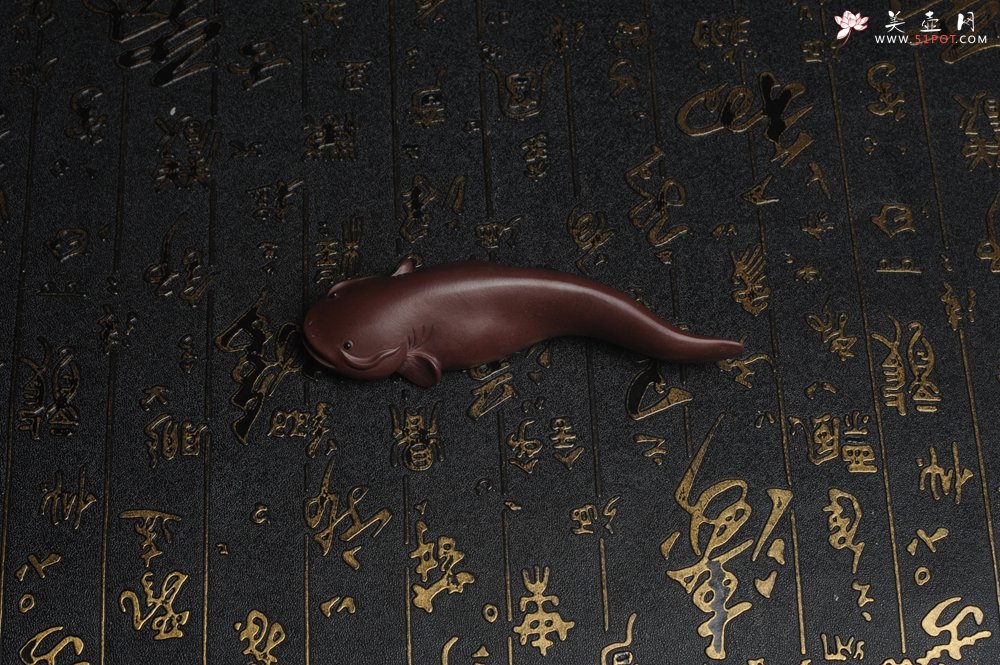 紫砂壶图片：美宠特惠 年年有余鱼 神态细腻 做工灰常精致 手工茶宠摆件长：12.5cm左右，最宽度为：3.7cm - 宜兴紫砂壶网