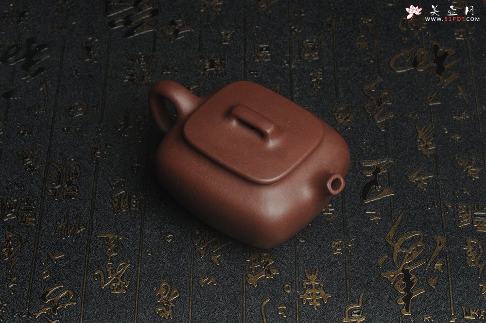 紫砂壶图片：美壶特惠 精工好料底曹青美女小四方 灰常雅致 - 宜兴紫砂壶网