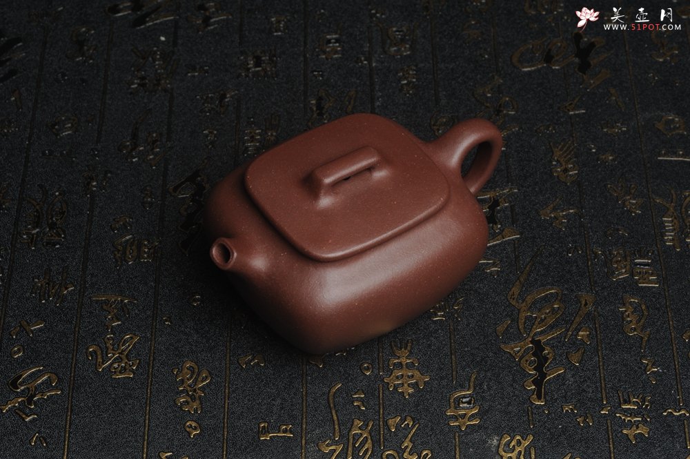 紫砂壶图片：美壶年底特惠 精工好料底曹青小四方 茶人醉爱 高档锦盒包装 - 宜兴紫砂壶网