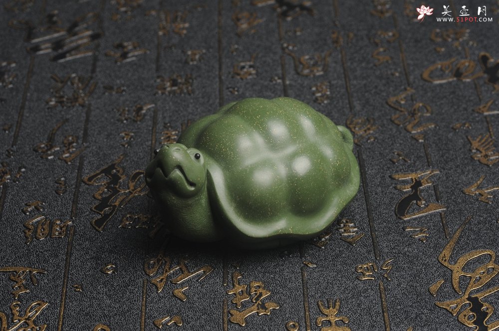 紫砂壶图片：美宠特惠 精致做工绿泥乌龟茶宠摆件 神态细腻 茶盘尤物 长9cm宽6cm高4.5cm - 宜兴紫砂壶网