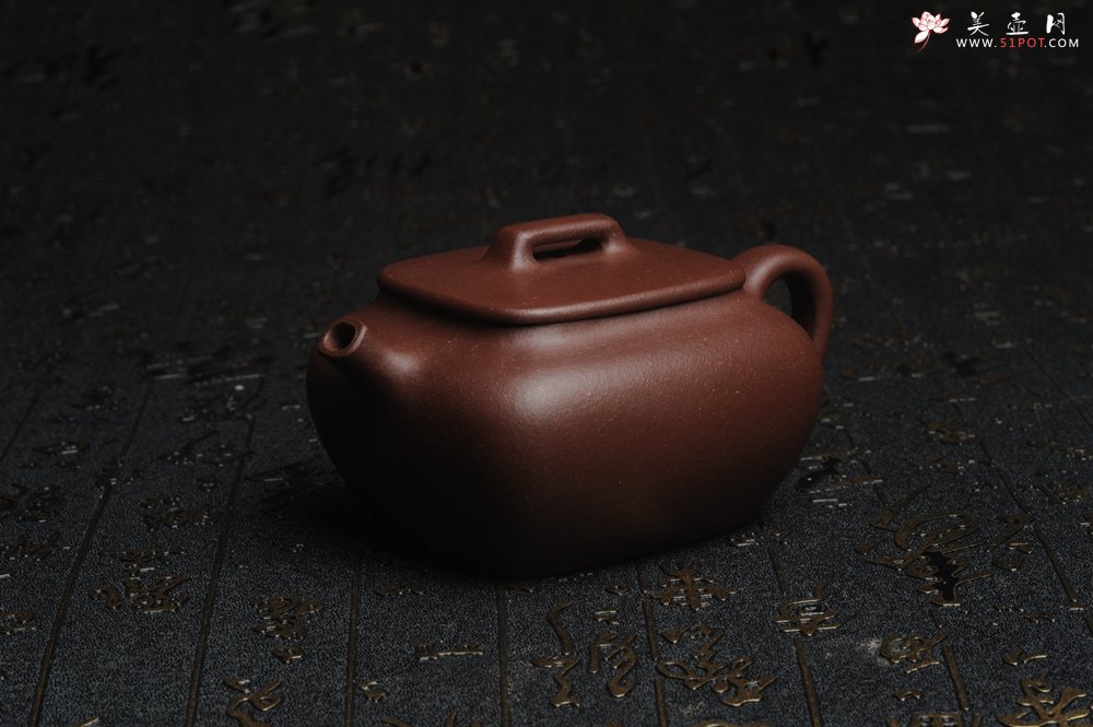 紫砂壶图片：美壶年底特惠 精工好料底曹青小四方 茶人醉爱 高档锦盒包装 - 宜兴紫砂壶网