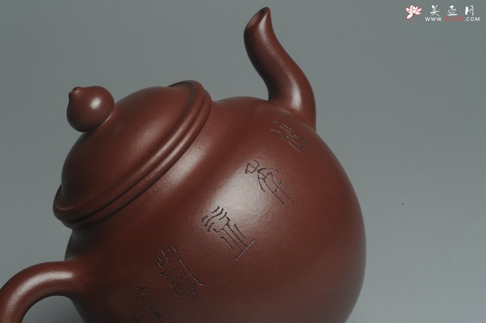 紫砂壶图片：油润黄龙山4号深井红皮龙 全手工高灯壶 清茗堂助工文气装饰龟寿图 延年益寿 - 宜兴紫砂壶网