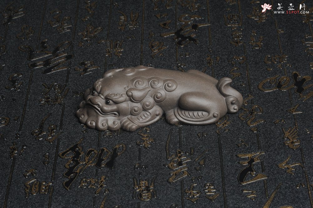 紫砂壶图片：美宠特惠 超精工老青灰泥镇纸狮子茶宠摆件 茶盘尤物长11.5cm高2.5cm - 宜兴紫砂壶网