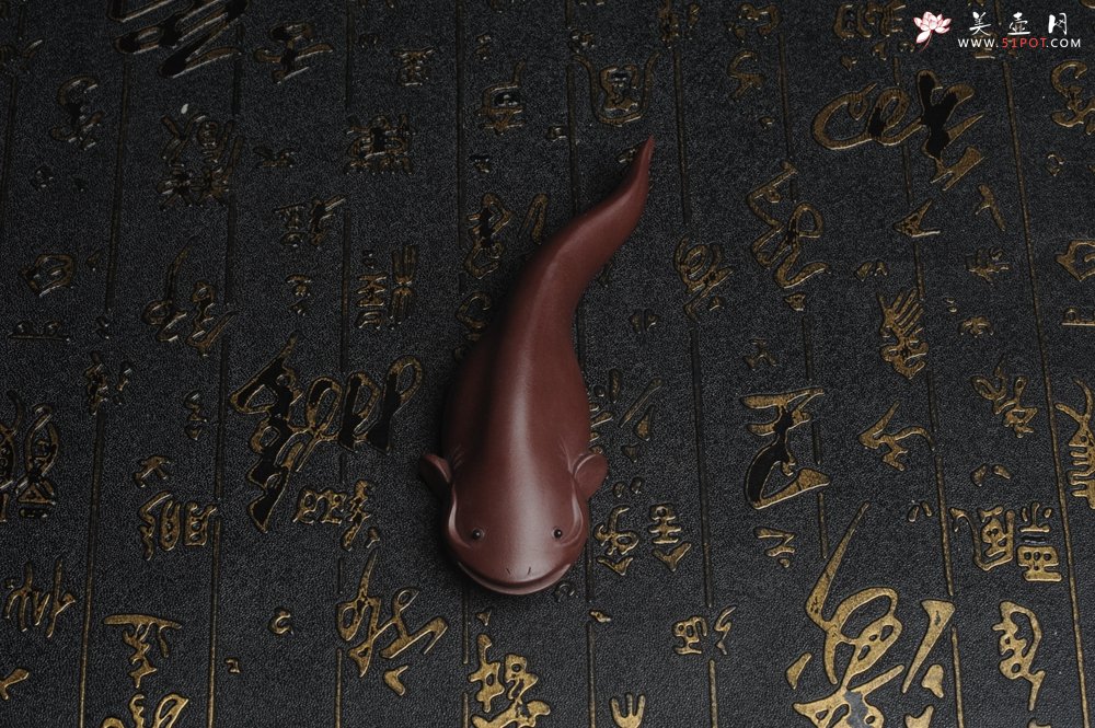 紫砂壶图片：美宠特惠 年年有余鱼 神态细腻 做工灰常精致 手工茶宠摆件长：12.5cm左右，最宽度为：3.7cm - 宜兴紫砂壶网