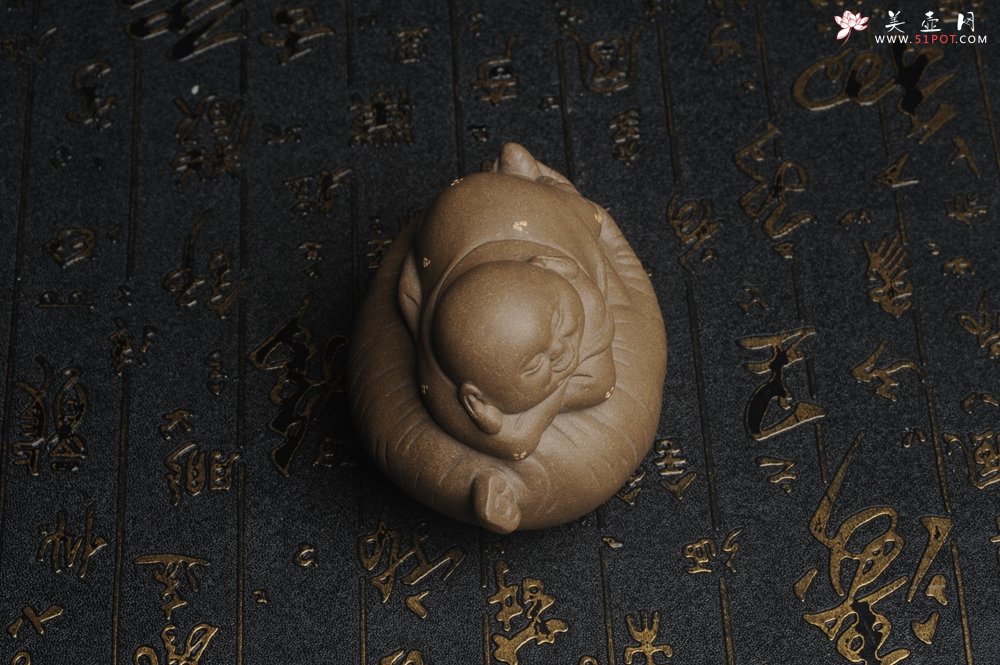 紫砂壶图片：美宠特惠 精工老青段如意人生茶宠摆件 神态细腻 长9cm宽7cm高7cm - 宜兴紫砂壶网