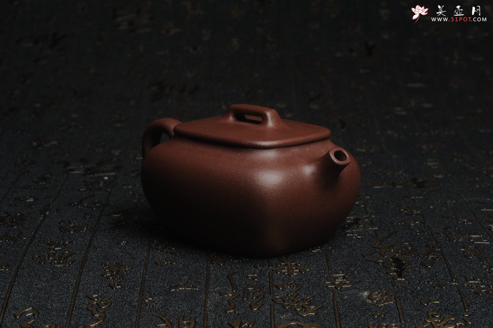 紫砂壶图片：美壶年底特惠 精工好料底曹青小四方 茶人醉爱 高档锦盒包装 - 宜兴紫砂壶网