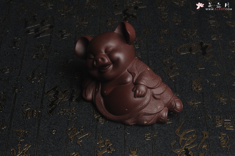紫砂壶图片：美宠特惠 精工高枕无忧猪茶宠摆件 神态传神 茶盘尤物 长12cm高8cm - 宜兴紫砂壶网