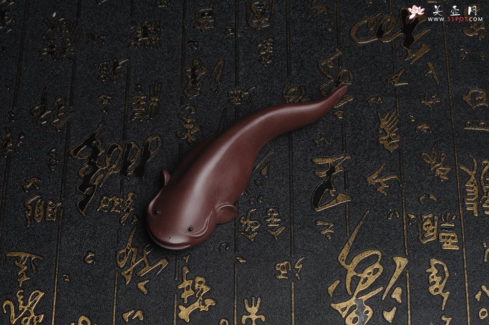 紫砂壶图片：美宠特惠 年年有余鱼 神态细腻 做工灰常精致 手工茶宠摆件长：12.5cm左右，最宽度为：3.7cm - 宜兴紫砂壶网