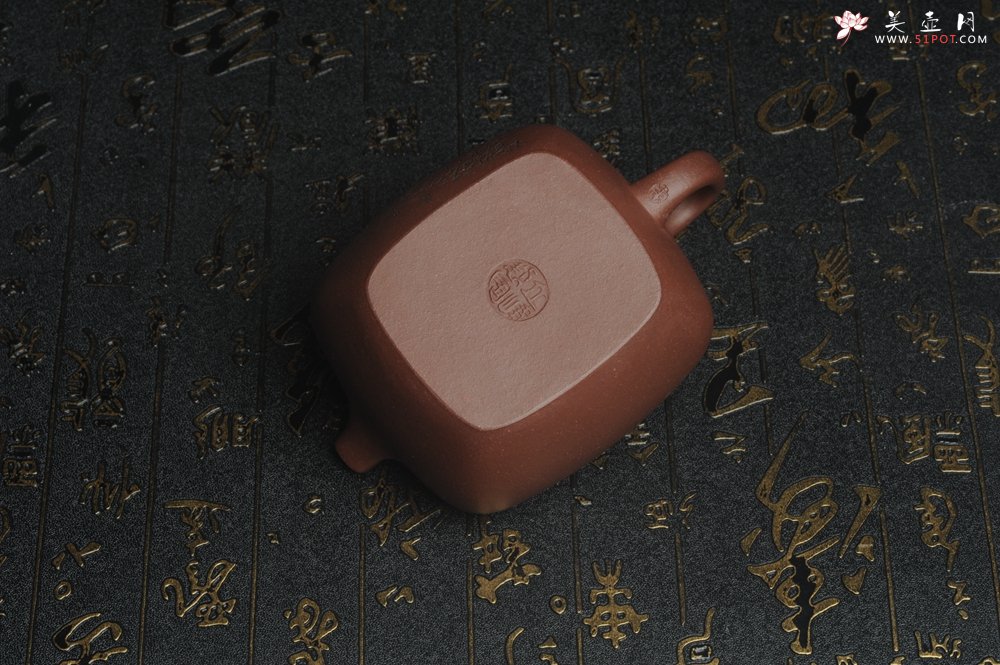 紫砂壶图片：美壶特惠 精工好料底曹青美女小四方 灰常雅致 - 宜兴紫砂壶网