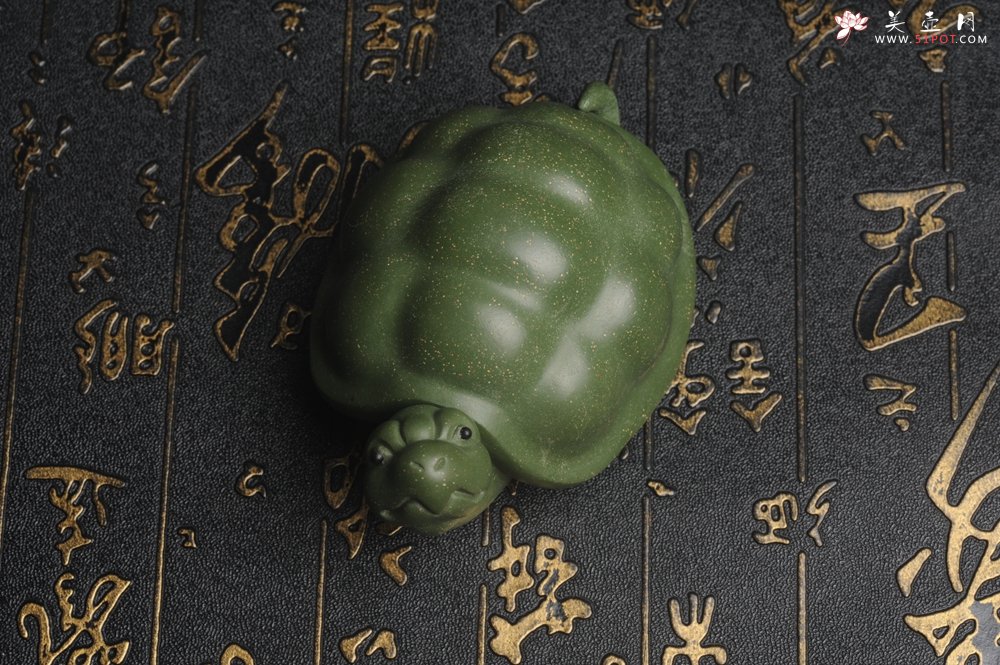 紫砂壶图片：美宠特惠 精致做工绿泥乌龟茶宠摆件 神态细腻 茶盘尤物 长9cm宽6cm高4.5cm - 宜兴紫砂壶网