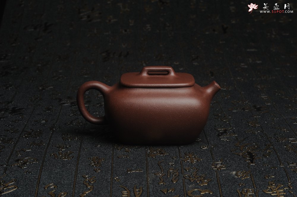 紫砂壶图片：美壶年底特惠 精工好料底曹青小四方 茶人醉爱 高档锦盒包装 - 宜兴紫砂壶网