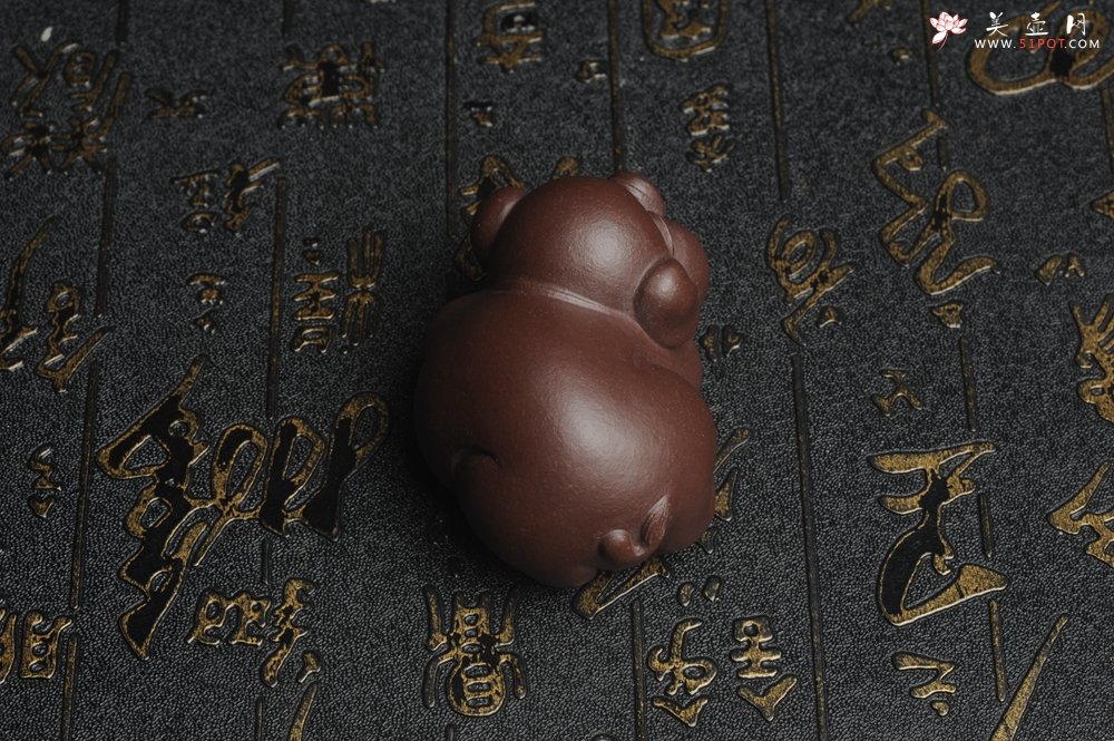 紫砂壶图片：美宠特惠 精工好料福气猪茶宠摆件 灰常可爱 长6.3cm高3.5cm - 宜兴紫砂壶网