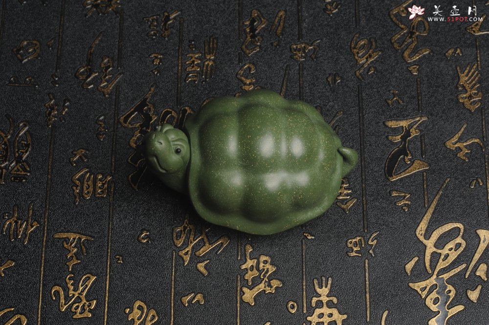 紫砂壶图片：美宠特惠 精致做工绿泥乌龟茶宠摆件 神态细腻 茶盘尤物 长9cm宽6cm高4.5cm - 宜兴紫砂壶网